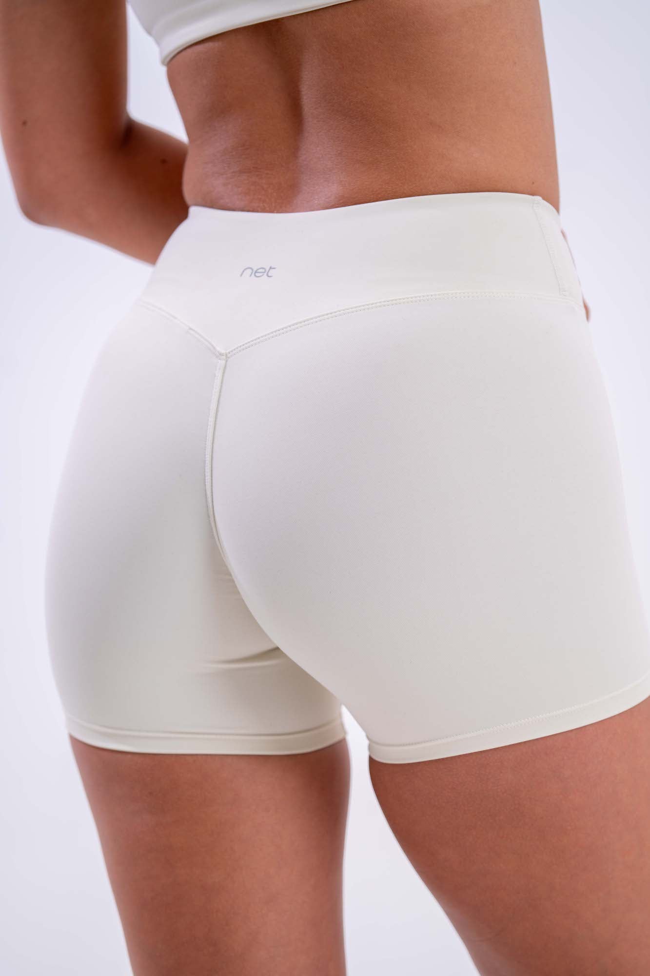 The Serving Shorts in Champagne Mist