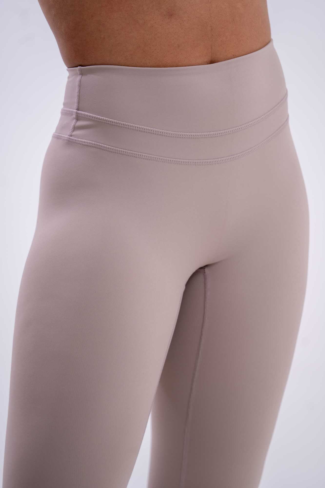 SkinFlow Leggings in Oat Cream